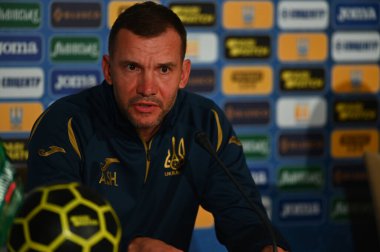 Kharkiv, Ukrayna - 2 Haziran 2021: Kuzey İrlanda maçından önce Ukrayna milli takımı teknik direktörü Andrii Shevchenko 'nun basın toplantısı.