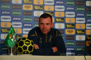 Kharkiv, Ukrayna - 2 Haziran 2021: Kuzey İrlanda maçından önce Ukrayna milli takımı teknik direktörü Andrii Shevchenko 'nun basın toplantısı.