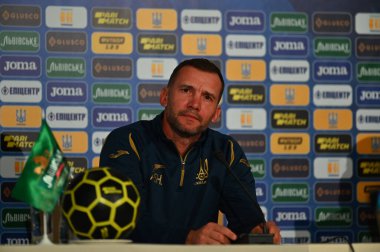 Kharkiv, Ukrayna - 2 Haziran 2021: Kuzey İrlanda maçından önce Ukrayna milli takımı teknik direktörü Andrii Shevchenko 'nun basın toplantısı.