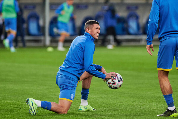 КИЕВ, УКРАИНА - 28 марта 2021: Сергей Кривцов (4). Футбольный матч Украина - Кипр 