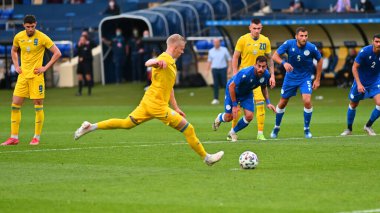 KYIV, UKRAINE - Haziran 07, 2021: Oleksandr Zinchenko (17). Ukrayna Kıbrıs 'a karşı futbol maçı 