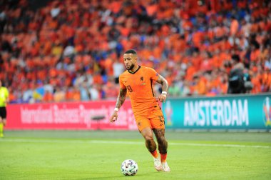 AMSTERDAM, NETHERLANDS - 13 Haziran 2021: Memphis Depay (10) EURO 2020. Ukrayna, Hollanda 'ya karşı.