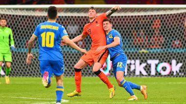 AMSTERDAM, NETHERLANDS - 13 Haziran 2021: Wout Weghorst (19) - Mykola Matviyenko (22) EURO 2020. Ukrayna, Hollanda 'ya karşı.