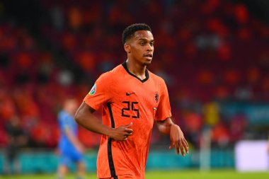 AMSTERDAM, NETHERLANDS - 13 Haziran 2021: Joel Veltman (2) ve Mykola Matviyenko (22) EURO 2020. Ukrayna, Hollanda 'ya karşı.