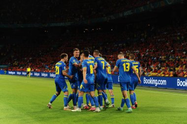 AMSTERDAM, NETHERLANDS - 13 Haziran 2021: Ukraynalı oyuncular golü kutluyor. EURO 2020. Ukrayna, Hollanda 'ya karşı.