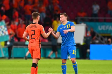 AMSTERDAM, NETHERLANDS - 13 Haziran 2021: Joel Veltman (2) ve Mykola Matviyenko (22) EURO 2020. Ukrayna, Hollanda 'ya karşı.