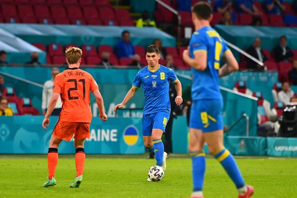 AMSTERDAM, NETHERLANDS - 13 Haziran 2021: Ruslan Malinovskyi (8) EURO 2020. Ukrayna, Hollanda 'ya karşı.