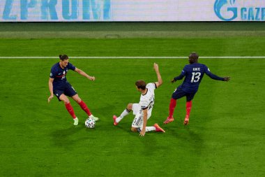 Münih, Almanya - 15 Haziran 2021: EURO 2020. Thomas Muller (25) - N 'Golo Kante (13) Fransa-Almanya futbol karşılaşması