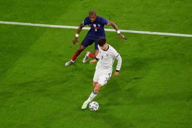 MUNICH, Almanya - 15 Haziran 2021: Kai Havertz (7) vs Presnel Kimpembe (3) EURO 2020. Fransa Almanya 'ya karşı futbol maçı