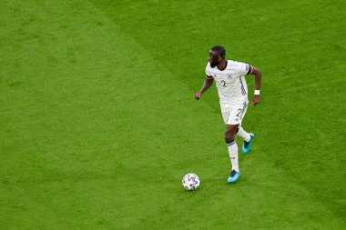 Münih, Almanya - 15 Haziran 2021: EURO 2020. Thomas Muller (25) - N 'Golo Kante (13) Fransa-Almanya futbol karşılaşması