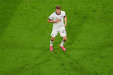 Münih, Almanya - 15 Haziran 2021: EURO 2020. Thomas Muller (25) - N 'Golo Kante (13) Fransa-Almanya futbol karşılaşması