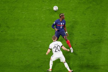 Münih, Almanya - 15 Haziran 2021: EURO 2020. Paul Pogba (6) Robin Gosens 'e karşı (20) Fransa Almanya' ya karşı futbol maçı