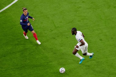 Münih, Almanya - 15 Haziran 2021: EURO 2020. Thomas Muller (25) - N 'Golo Kante (13) Fransa-Almanya futbol karşılaşması