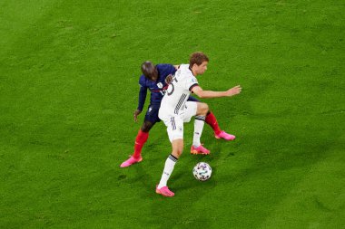 Münih, Almanya - 15 Haziran 2021: EURO 2020. Thomas Muller (25) - N 'Golo Kante (13) Fransa-Almanya futbol karşılaşması