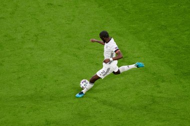 Münih, Almanya - 15 Haziran 2021: EURO 2020. Thomas Muller (25) - N 'Golo Kante (13) Fransa-Almanya futbol karşılaşması