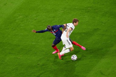 Münih, Almanya - 15 Haziran 2021: EURO 2020. Thomas Muller (25) - N 'Golo Kante (13) Fransa-Almanya futbol karşılaşması