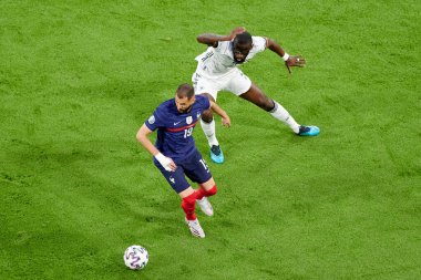 MUNICH, Almanya - 15 Haziran 2021: Karim Benzema (19) Antonio Rudiger (2) EURO 2020 'ye karşı. Fransa Almanya 'ya karşı futbol maçı
