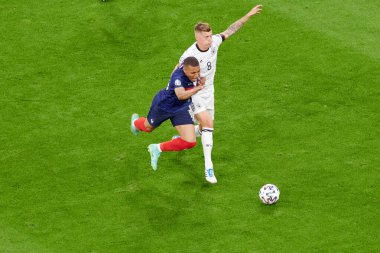 MUNİH, GERMANY - 15 Haziran 2021: Kylian Mbappe (10) - Toni Kroos (8) EURO 2020. Fransa Almanya 'ya karşı futbol maçı