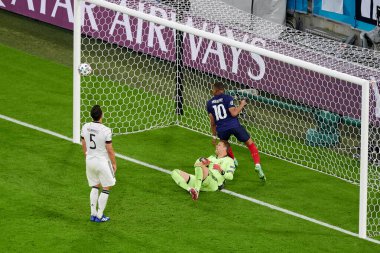 MUNICH, Almanya - 15 HAZİRAN 2021: Kylian Mbappe (10), Mats Hummels (5) Manuel Neuer (1)EURO 2020. Fransa Almanya 'ya karşı futbol maçı