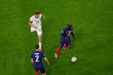 MUNICH, GERMANY - 15 Haziran 2021: Thomas Muller (25) N 'Golo Kant (13) ve Benjamin Pavard (2) EURO 2020. Fransa Almanya 'ya karşı futbol maçı