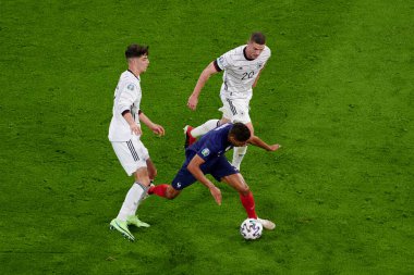 MUNİH, GERMANY - 15 Haziran 2021: Raphael Varane (4) - Kai Havertz (7) ve Robin Gosens (20) EURO 2020. Fransa Almanya 'ya karşı futbol maçı