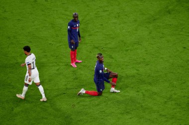 MUNICH, GERMANY - 15 Haziran 2021: Paul Pogba (6), N 'Golo Kante (13) EURO 2020. Fransa Almanya 'ya karşı futbol maçı
