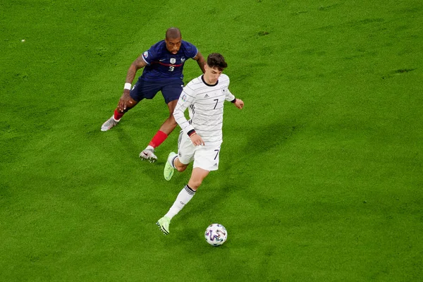 MUNICH, Almanya - 15 Haziran 2021: Kai Havertz (7) vs Presnel Kimpembe (3) EURO 2020. Fransa Almanya 'ya karşı futbol maçı