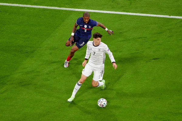 MUNICH, Almanya - 15 Haziran 2021: Kai Havertz (7) vs Presnel Kimpembe (3) EURO 2020. Fransa Almanya 'ya karşı futbol maçı