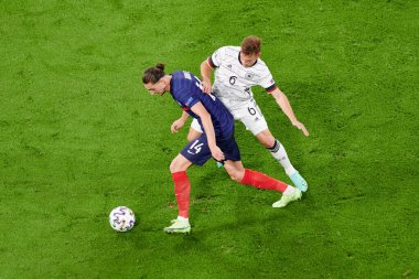 MUNICH, Almanya - 15 Haziran 2021: Adrien Rabiot (14) - Joshua Kimmich (6) EURO 2020. Fransa Almanya 'ya karşı futbol maçı