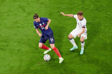MUNICH, Almanya - 15 Haziran 2021: Adrien Rabiot (14) - Joshua Kimmich (6) EURO 2020. Fransa Almanya 'ya karşı futbol maçı