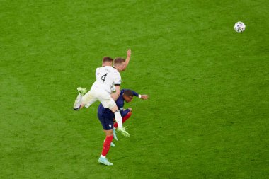 MUNİH, GERMANY - 15 Haziran 2021: Kylian Mbappe (10) Matthias Ginter (4) EURO 2020. Fransa Almanya 'ya karşı futbol maçı
