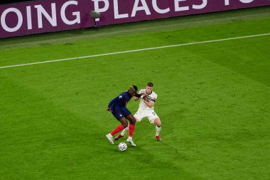 Münih, Almanya - 15 Haziran 2021: EURO 2020. Paul Pogba (6) Robin Gosens 'e karşı (20) Fransa Almanya' ya karşı futbol maçı