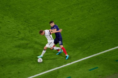 MUNICH, Almanya - 15 Haziran 2021: Lucas Hernandez (21) Joshua Kimmich (6) EURO 2020 'ye karşı. Fransa Almanya 'ya karşı futbol maçı