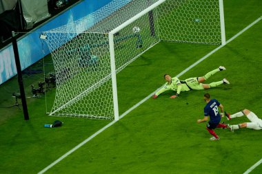 MUNİH, GERMANY - 15 Haziran 2021: Manuel Neuer (1) - Karim Benzema (19) EURO 2020. Fransa Almanya 'ya karşı futbol maçı