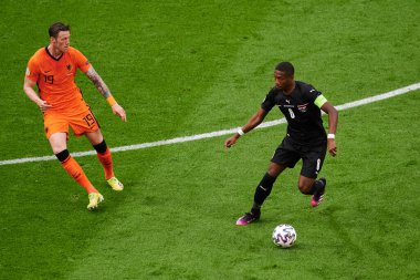 AMSTERDAM, NETHERLANDS - 17 Haziran 2021: David Alaba (8) vs Wout Weghorst (19) EURO 2020. Avusturya-Hollanda futbol karşılaşması