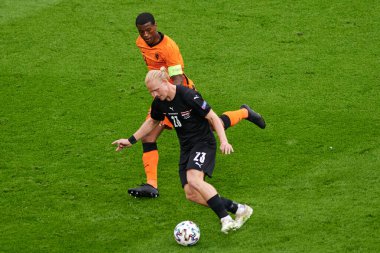 AMSTERDAM, NETHERLANDS - 17 Haziran 2021: Georginio Wijnaldum (8) - Xaver Schlager (23). EURO 2020. Avusturya-Hollanda futbol karşılaşması