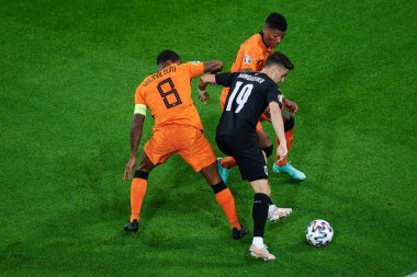 AMSTERDAM, NETHERLANDS - 17 Haziran 2021: Georginio Wijnaldum (8) Christoph Baumgartner (19) EURO 2020. Avusturya-Hollanda futbol karşılaşması