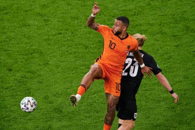 AMSTERDAM, NETHERLANDS - 17 Haziran 2021: Memphis Depay (10) - Xaver Schlager (23) EURO 2020. Avusturya-Hollanda futbol karşılaşması