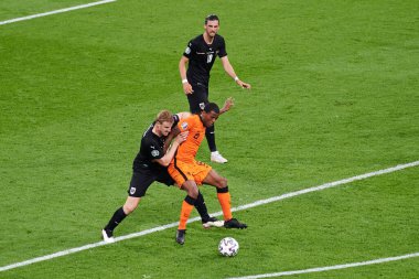 AMSTERDAM, NETHERLANDS - 17 Haziran 2021: Georginio Wijnaldum (8) - Martin Hinteregger (4). EURO 2020. Avusturya-Hollanda futbol karşılaşması
