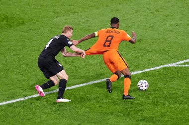 AMSTERDAM, NETHERLANDS - 17 Haziran 2021: Georginio Wijnaldum (8) - Martin Hinteregger (4). EURO 2020. Avusturya-Hollanda futbol karşılaşması