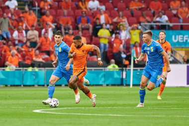 AMSTERDAM, NETHERLANDS - 13 Haziran 2021: Memphis Depay (10). EURO 2020. Ukrayna, Hollanda 'ya karşı.