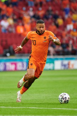 AMSTERDAM, NETHERLANDS - 13 Haziran 2021: Memphis Depay (10). EURO 2020. Ukrayna, Hollanda 'ya karşı.