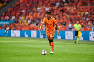 AMSTERDAM, NETHERLANDS - 13 Haziran 2021: Patrick van Aanholt (12). EURO 2020. Ukrayna, Hollanda 'ya karşı.