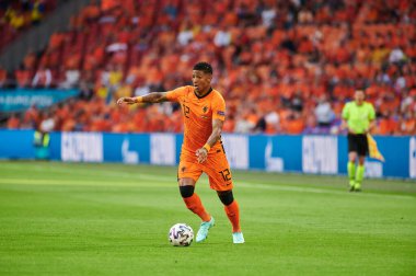 AMSTERDAM, NETHERLANDS - 13 Haziran 2021: Patrick van Aanholt (12). EURO 2020. Ukrayna, Hollanda 'ya karşı.