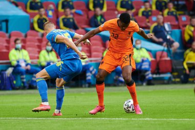 AMSTERDAM, NETHERLANDS - 13 Haziran 2021: Denzel Dumfries (22). EURO 2020. Ukrayna, Hollanda 'ya karşı.
