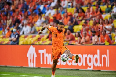 AMSTERDAM, NETHERLANDS - 13 Haziran 2021: Memphis Depay (10). EURO 2020. Ukrayna, Hollanda 'ya karşı.