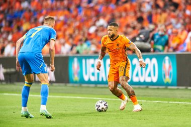 AMSTERDAM, NETHERLANDS - 13 Haziran 2021: Memphis Depay (10). EURO 2020. Ukrayna, Hollanda 'ya karşı.