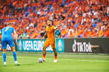 AMSTERDAM, NETHERLANDS - 13 Haziran 2021: Memphis Depay (10). EURO 2020. Ukrayna, Hollanda 'ya karşı.