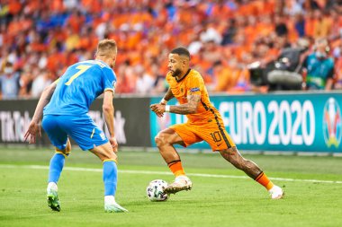 AMSTERDAM, NETHERLANDS - 13 Haziran 2021: Memphis Depay (10). EURO 2020. Ukrayna, Hollanda 'ya karşı.