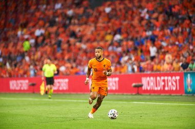 AMSTERDAM, NETHERLANDS - 13 Haziran 2021: Memphis Depay (10). EURO 2020. Ukrayna, Hollanda 'ya karşı.